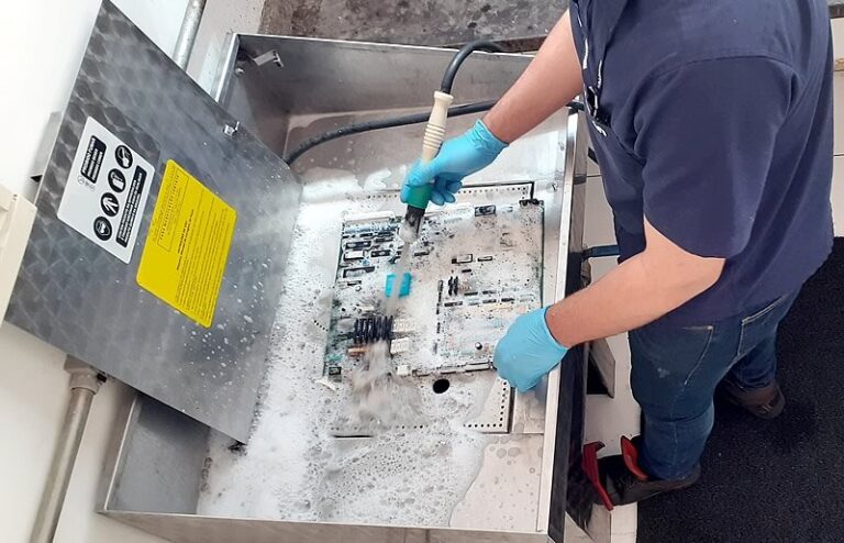 Limpeza e cuidados a vida útil do equipamento de automação robótica